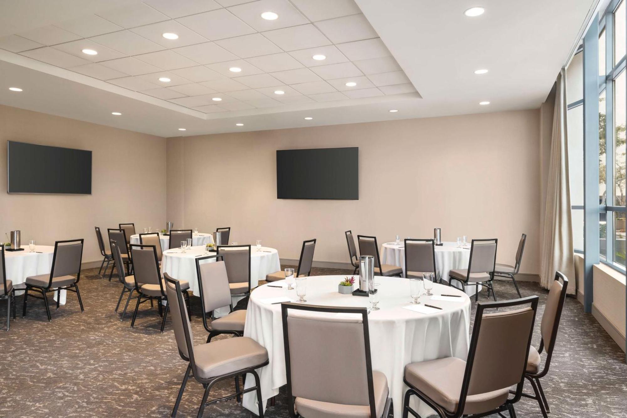 Embassy Suites By Hilton Phoenix Downtown North Bagian luar foto